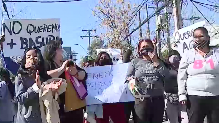 No tienen baños: Familias protestan por falta de agua en campamento de ex vertedero