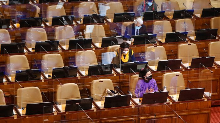 Postergan votación de reajuste del salario mínimo para generar espacio de diálogo con el Gobierno