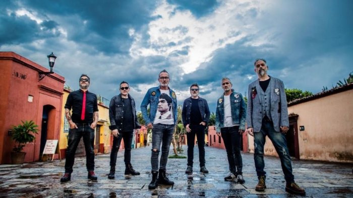 Bajista de Los Pericos: “En Chile viví lo más parecido a una Beatlemania”