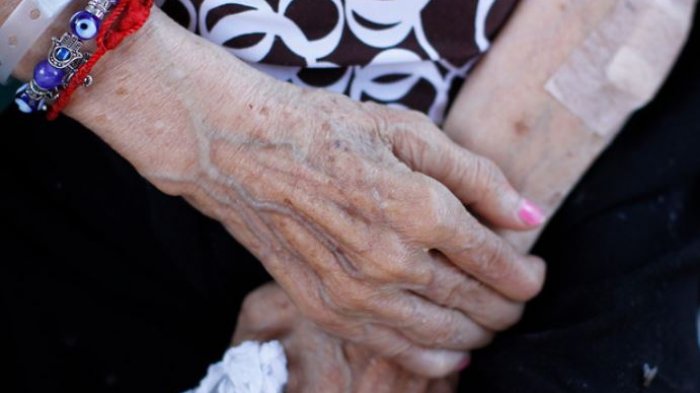 Encuentran a anciana de 81 años encerrada con llave en una pieza: Su sobrino fue detenido