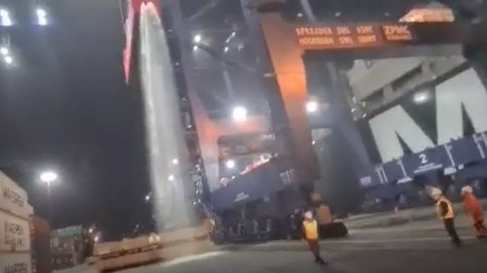 “El olor que sale”: Container se rompe en puerto de San Antonio y derrama miles de litros de vino