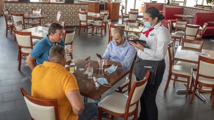 COVID-19: Estudio explica por qué las personas que van a restaurantes tendrían más probabilidades de contagiarse