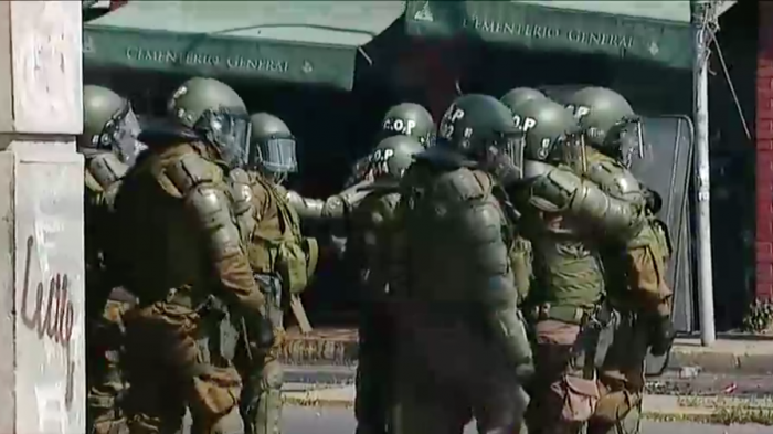 Se registran enfrentamientos en Cementerio General tras fin de marcha por víctimas de la dictadura