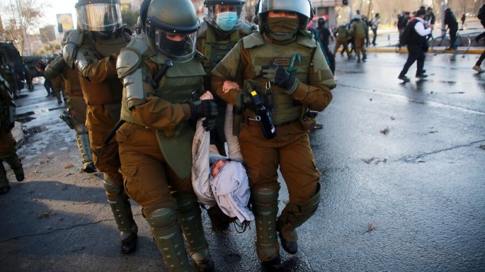 Reportan 108 detenidos tras manifestaciones por el 11 de septiembre: Cerca del 80% pertenece a la RM