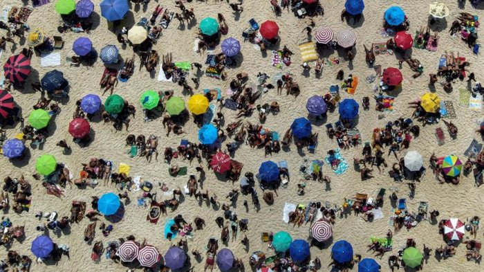 Grandes aglomeraciones se registran en las playas de Río de Janeiro en medio del retorno de actividades en Brasil