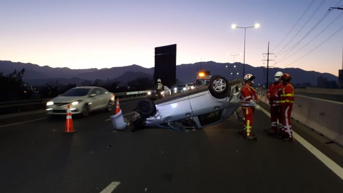 Registran volcamiento de auto con funcionarios de la PDI en su interior