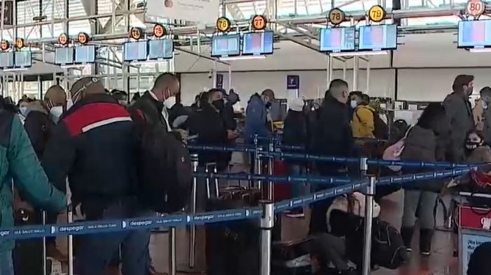 Pasajeros denunciaron filas de hasta dos horas en aduana sanitaria del aeropuerto de Santiago