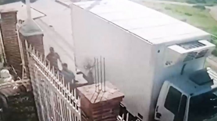 Atacaron con una cuchara doblada: Asalto a un camión de carnes terminó con tres detenidos