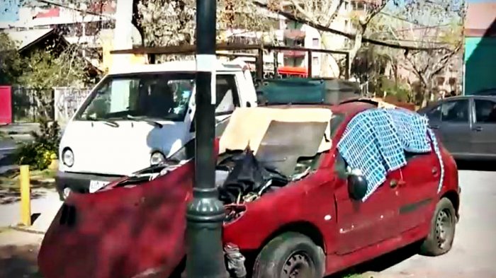 Viven en un auto abandonado en Providencia y vecinos los acusan por protagonizar peleas