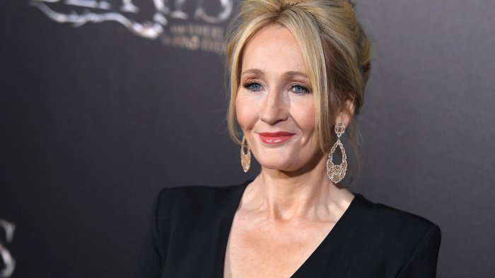 J.K. Rowling genera nuevas críticas por novela que muestra a asesino travesti
