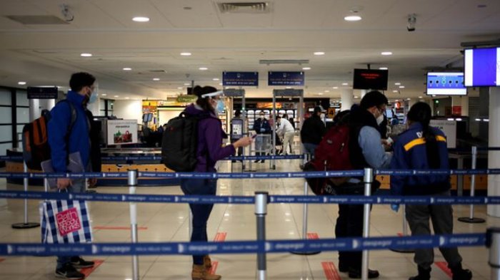 Acuerdan medidas para agilizar los tiempos de espera en el Aeropuerto de Santiago