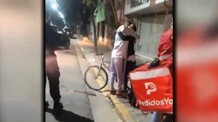 Le robaron bicicleta a repartidor y vecina le regaló la suya para que pudiera seguir trabajando