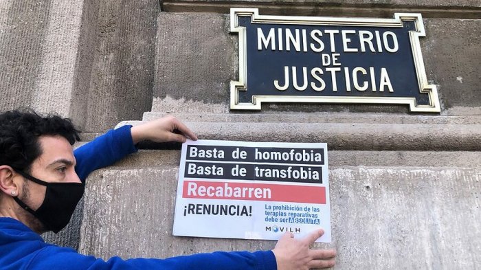 Movilh entregó carta al presidente Piñera para exigir renuncia de subsecretaria de DD.HH.