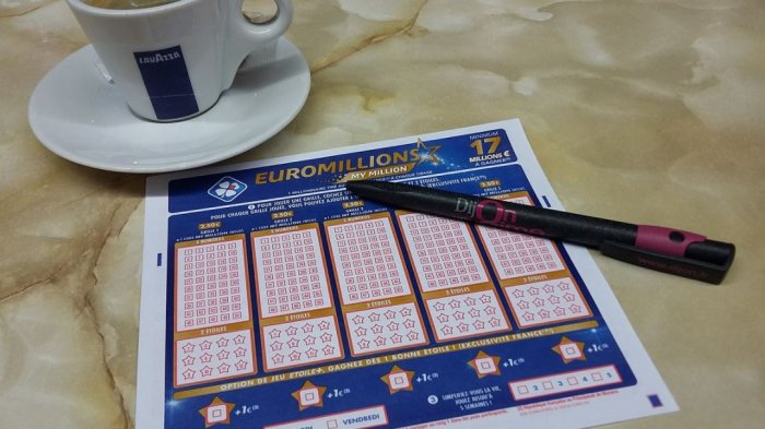 Escapó de la policía, pero se le cayó una mochila que tenía un billete ganador de la lotería