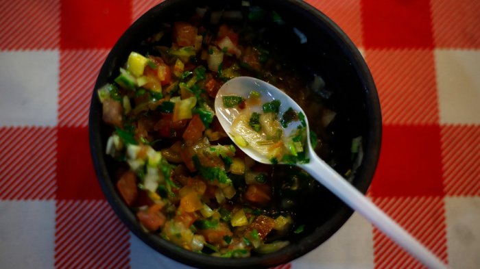 Niño de 6 años se hace viral con tierno tutorial para preparar pebre