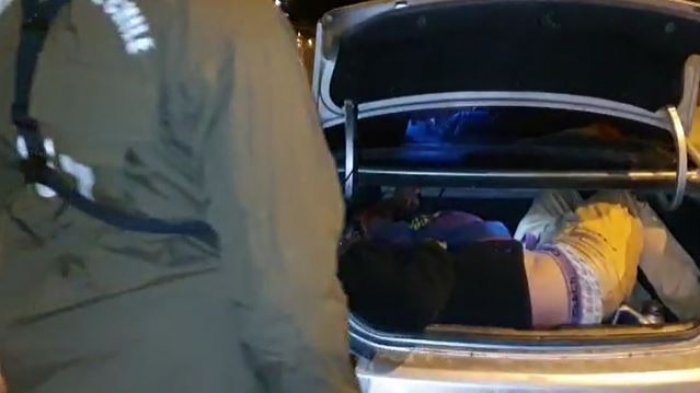 Sorprenden a sujeto que intentó pasar aduana sanitaria escondido en la maleta de un auto