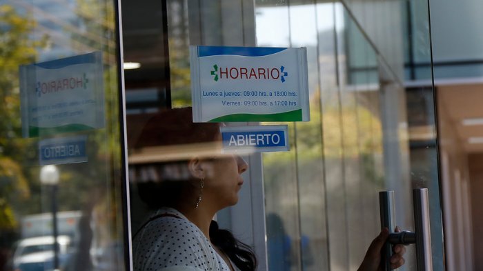 Planes de mujeres bajaron en promedio $45.900 tras eliminación de diferencias por sexo en Isapres