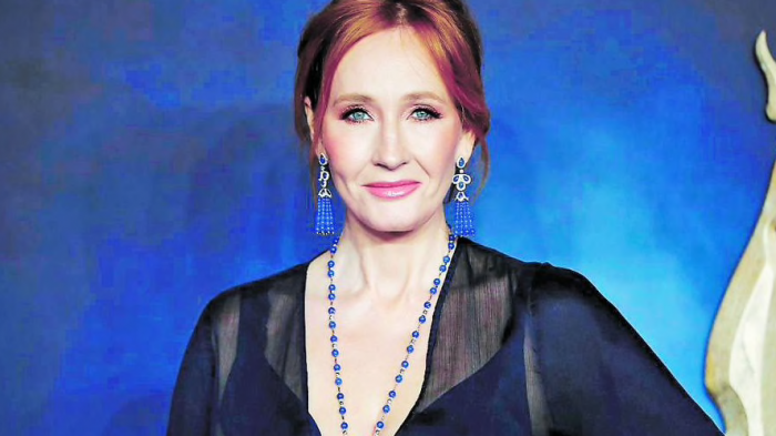 Libros de J.K. Rowling son vetados en tienda australiana tras controversia por transfobia