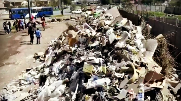 “Debo vivir con el mal olor”: Vecinos de La Florida y Puente Alto luchan para erradicar basural frente a sus casas