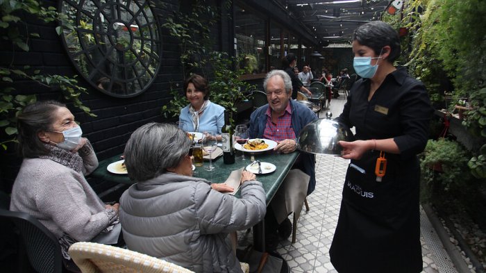 Gobierno evalúa retrasar inicio del toque de queda: Industria gastronómica dice que es el camino correcto