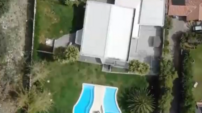 Tiene 9 habitaciones y 8 baños: Así es la lujosa casa de Vidal que está en venta por $1.500 millones