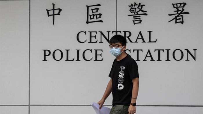 Líder de las protestas en Hong Kong fue arrestado por cubrirse el rostro