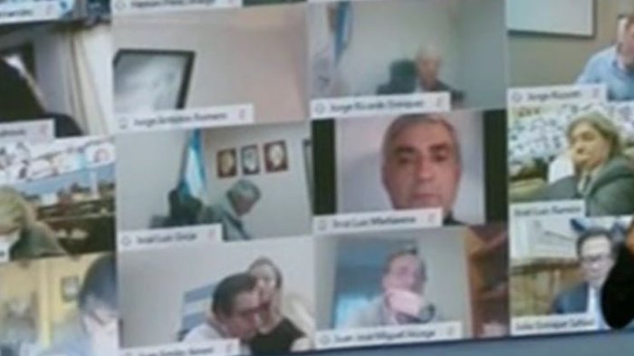 Quedó en video: La explicación del diputado argentino que salió besando el pecho de su pareja en plena sesión