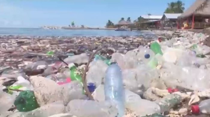 Paradisiacas playas de Honduras son afectadas por “tsunamis” de basura