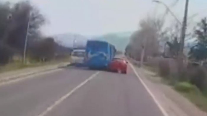 Video captó peligrosa maniobra de un bus: Estuvo a centímetros de una tragedia