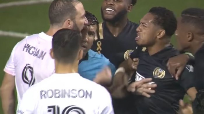 Higuaín mandó a las nubes un penal en su debut y no aguantó las burlas de los rivales