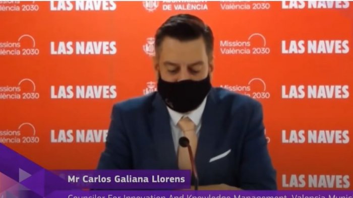 Concejal simuló hablar en inglés mientras otra persona doblaba su voz