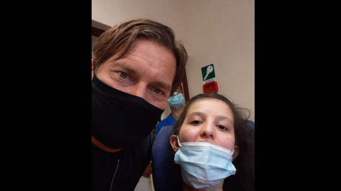 Estuvo 9 meses en coma y despertó al escuchar su voz: El emotivo encuentro de joven futbolista con Totti