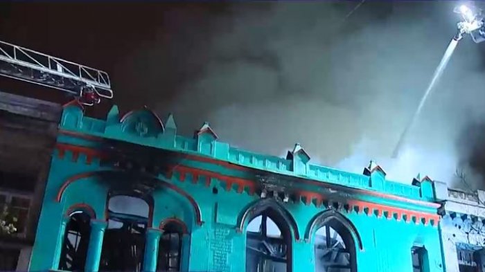 Grave incendio afectó a vivienda a metros de La Vega Central: Hay riesgo de derrumbe