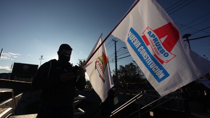 Diputadas interponen denuncia por ataque que incluyó disparo de balines a banderazo del Apruebo