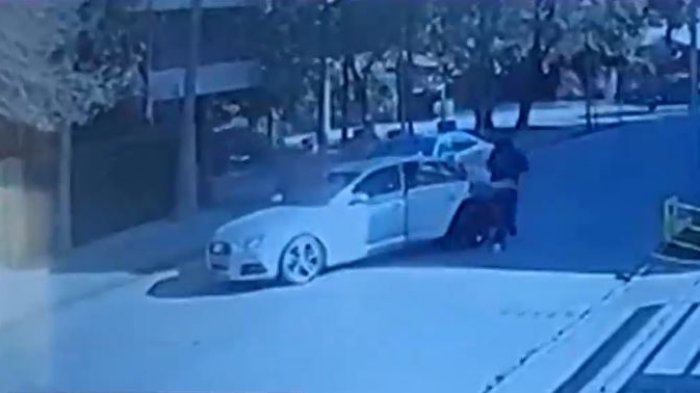 Delincuentes roban vehículo mediante una encerrona a plena luz del día