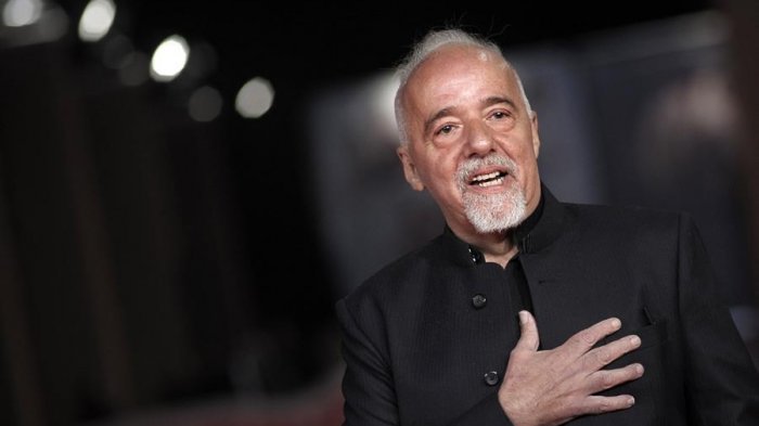 Paulo Coelho responde con humor a adherentes de Bolsonaro que queman sus libros: “Primero los compraron