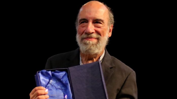 Raúl Zurita va por el Apruebo, pero critica su franja: 