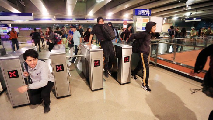 Este es el documento que hace un año fijó el alza de $30 en la tarifa del Metro