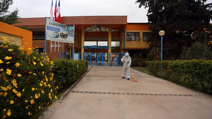 Alumnos no llegaron y apoderados protestaron en colegio que debía volver a clases en Pirque