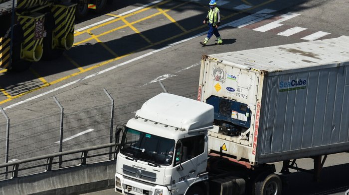Piedra cae de camión y atraviesa un parabrisas: Copiloto murió en el lugar tras recibir el impacto