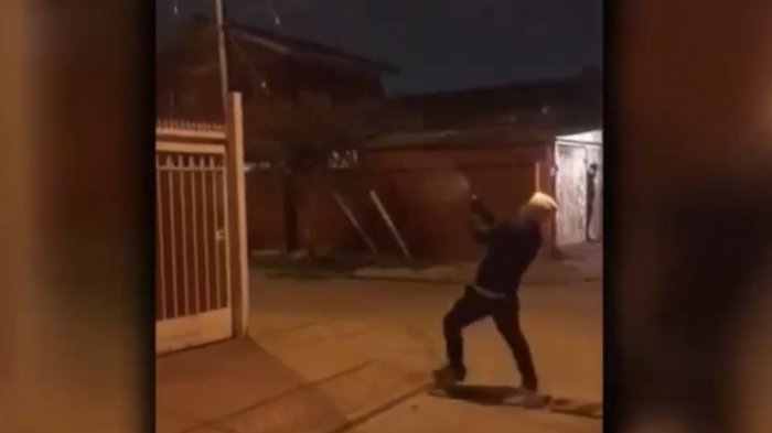 Sujeto bajó de un auto, ordenó a vecinos entrar a sus casas y se puso a disparar con una subametralladora