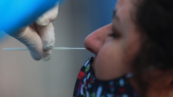 Estudian fuga de líquido cerebral tras examen nasal de COVID-19: Paciente estuvo expuesta a infección mortal