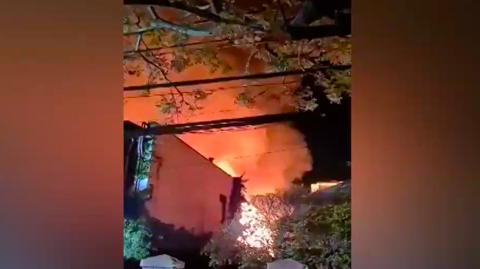 Incendio afectó a hogar de adultos mayores: 16 carros de Bomberos trabajaron en el lugar