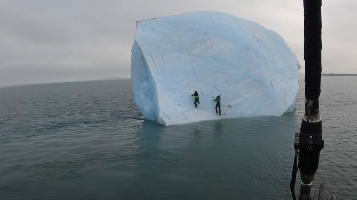Tremendo susto: Captan cómo iceberg se hunde mientras dos personas lo escalaban
