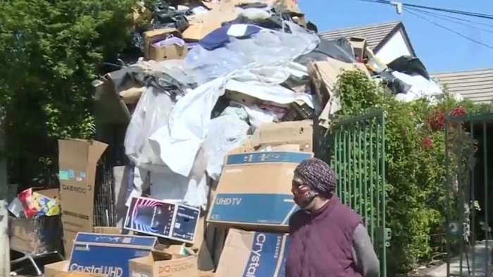 “Él entra como un gato”: Vecinos llevan 10 años lidiando con residente que acumula 6 metros de basura en su casa