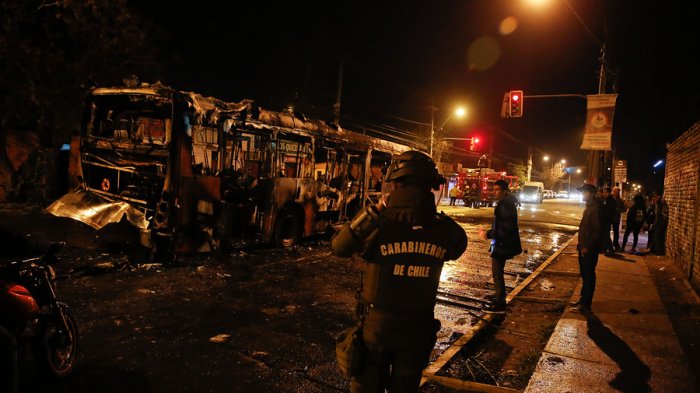 Manifestación en Puente Alto terminó con un bus quemado y el ataque a la comisaría de Bajos de Mena