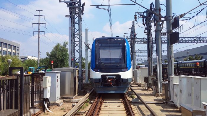 Presentan los nuevos trenes eléctricos para el sur de Chile: Llegarán en diciembre