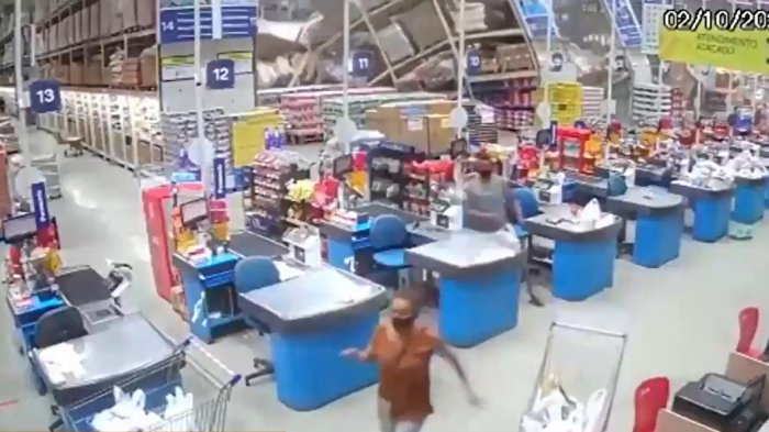 Video muestra el derrumbe de una estantería en supermercado de Brasil: Hay un muerto y ocho heridos