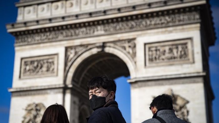 París cierra bares y limita funcionamiento de restaurantes y universidades tras aumento de casos por COVID- 19