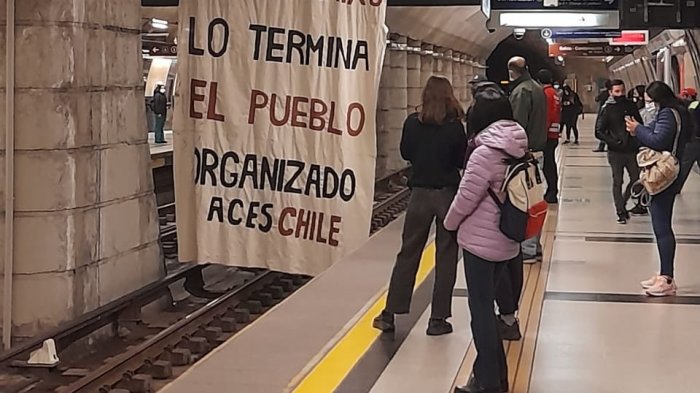 Secundarios protestan en estación Plaza Egaña a un año de las evasiones masivas